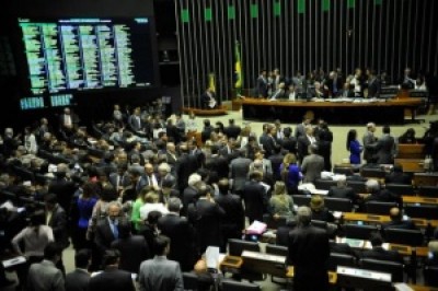 Plenário da Câmara durante votação de artigos da reforma política (Agência Câmara)