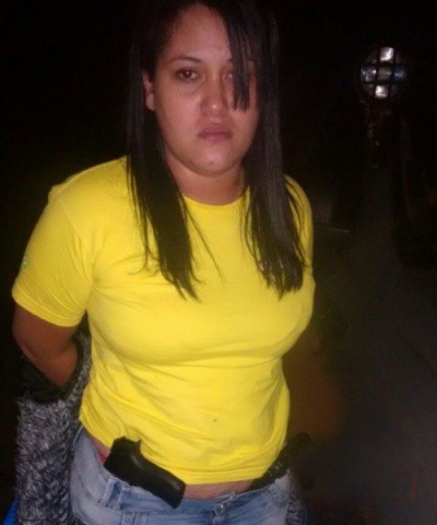 Vanessa dos Santos, de 24 anos, mora em Rondonópolis e viajava com as quatro pistolas na cintura (Reprodução)