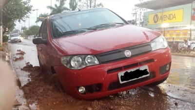 Fiat Palio foi um dos veículos que ficou atolado na Marcelino Pires (94 FM)
