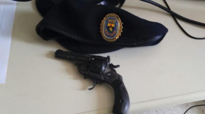 Revólver estava escondida na mochila da estudante (Reprodução)