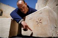 Arqueólogo israelense exibe um antigo caixão recuperado de ladrões (AFP)