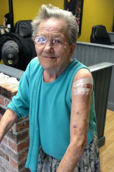 Idosa escapa do asilo para fazer sua primeira tatuagem