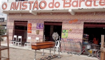 O comerciante realizou um velório e sepultamento simbólicos contra a falta de segurança no município (Souza Andrade)