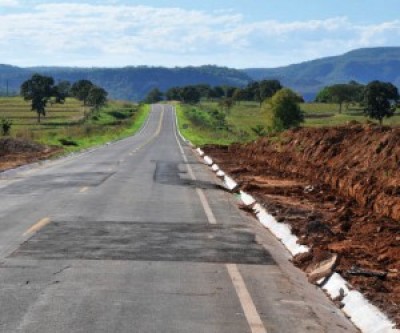 Má qualidade do asfalto levou rodovia inaugurada em dezembro ficar cheia de remendos (Reprodução)