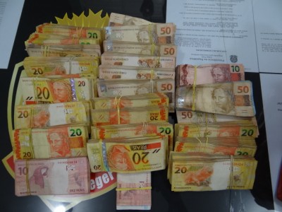 Polícia recebe denúncia de tráfico de droga e encontra quase R$ 70 mil em caminhão guincho