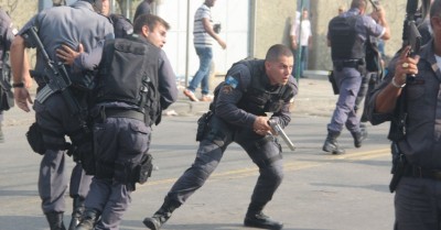 Policiais se jogam na linha do trem para escapar de bandidos no RJ