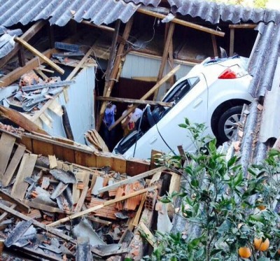 Veículo ficou destruído e a residência teve danos elevados (Rádio Atual FM 103.5)