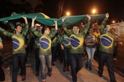 Manifestantes ocupam avenida em Fortaleza em protesto contra Dilma e PT; veja vídeo