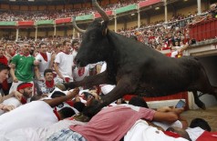 Vaca selvagem pula sobre foliões na arena de touradas de Pamplona, na Espanha, ao fim do segundo dia de corrid... (Joseba Etxaburu/Reuters)
