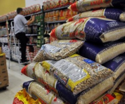 Imprescindíveis na alimentação do brasileiro, arroz e feijão também tiveram reajustes (Reprodução)