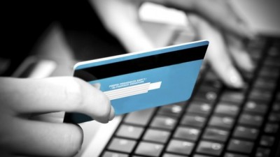 Taxa de juros do cartão de crédito bate recorde de 395,3% ao ano (Thinkstock/Getty Images)