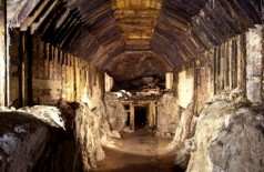 Imagem de arquivo mostra um dos túneis secretos construídos pelos nazistas na Polônia (AP Photo/Arquivo)