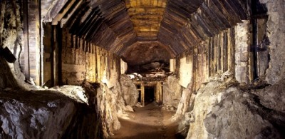 Imagem de arquivo mostra um dos túneis secretos construídos pelos nazistas na Polônia (AP Photo/Arquivo)