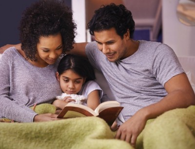 Ler para crianças pequenas amplia o repertório de linguagem (Getty Images)