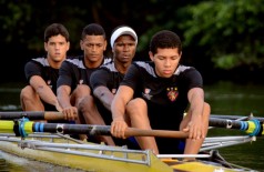 Atletas remam contra a imundície do Rio Capibaribe