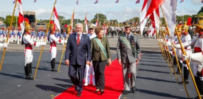 O ministro da Defesa (à esq.) se disse surpreso com a medida. 'Posso assegurar que não há nenhum interesse da... (Reprodução)