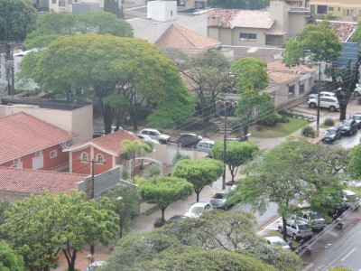 Ruas molhadas e temperatura baixa marcam a terça-feira em Dourados (94 FM)