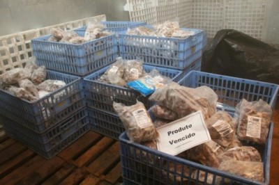 Alimentados estragados estão estocados na SUALIS (Foto: Marcos Herminio) (Reprodução)