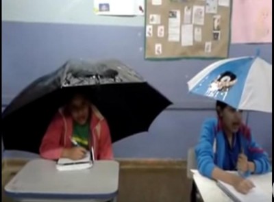 VÍDEO: alunas usam guarda-chuva na sala de aula para se proteger de goteiras
