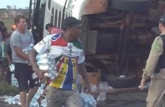 Moradores aproveitaram a situação e saquearam a carga. (Foto: Jornal da Nova) ()