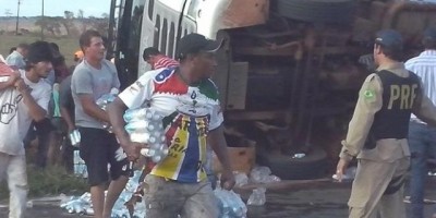 Moradores aproveitaram a situação e saquearam a carga. (Foto: Jornal da Nova) ()