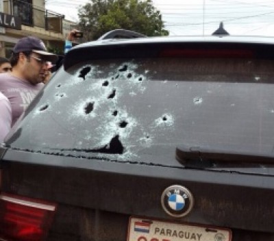 Carro alvejado por tiros de fuzil e pistola, em maio deste ano, na fronteira do Brasil com o Paraguai (Foto: A... (Reprodução)