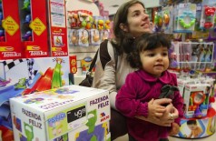 Pais não resistem aos pedidos dos filhos durante as compras (Hugo Harada/Gazeta do Povo/Futura Press)