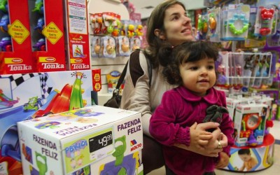 Pais não resistem aos pedidos dos filhos durante as compras (Hugo Harada/Gazeta do Povo/Futura Press)