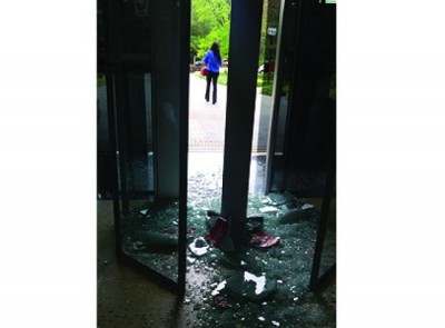 Ao empurrar a porta de vidro com as mãos, a mulher de 53 anos a quebrou (Reprodução)