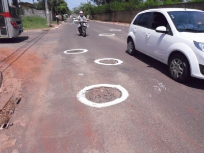 Alguns trechos tinham tantos buracos que a rua ficou cheia de círculos brancos (Juliana Brum)