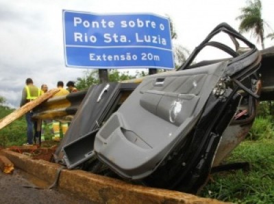 O carro bateu no guard rail e caiu da ponte (Marcos Ermínio)