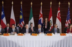 Presidente dos EUA, Barack Obama (centro), fala em encontro de líderes da Parceria Transpacífico (Pablo Martinez Monsivais/AP - 10.11.14)