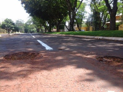 Faixas de trânsito foram pintadas até mesmo dentro de buracos em rua que segue sem ser recuperada pela Prefeit... (João Pires/Reprodução Facebook)