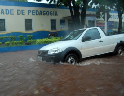 Forte chuva alaga ruas e deixa parte de cidade sem energia no interior