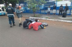 Assaltantes são contidos por populares, após roubarem bolsa de mulher no centro da Capital (Tatiana Lemes)