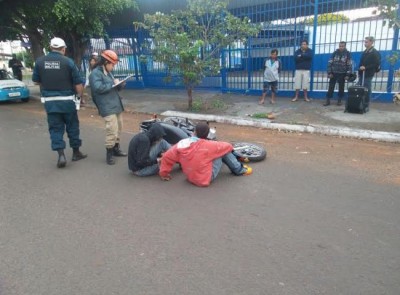 Assaltantes são contidos por populares, após roubarem bolsa de mulher no centro da Capital (Tatiana Lemes)