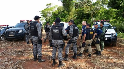 Ao menos 80 policiais de diversas forças de segurança pública participam das buscas aos criminosos (Sidnei Bronka)