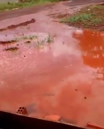 Enxurrada de lama que invadia a casa do douradense há sete meses ainda é um problema mesmo após pedido de ajud... (Reprodução/Facebook)