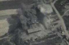 Imagem mostra um dos ataques aéreos realizados pela Força Aérea russa na província de Idlib, na Síria (Divulgação/Ministério da Defesa da Rússia/Reut)