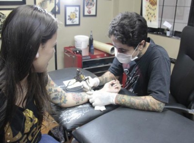 Tatuagem: especialista dá dicas para que você não caia no arrependimento