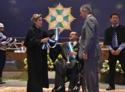 Azambuja recebe condecoração por contribuição a Justiça do Trabalho