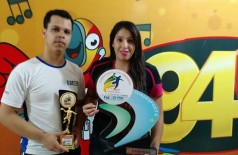 Técnico Victor com Mirian mostram os troféus conquistados em campeonatos (Karina Veríssimo)