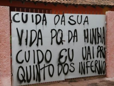 Pichação foi feita há dois meses para que vizinhos não se metam na vida da dona da casa (Foto: Gerson Walber) ()