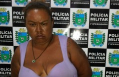 “Boladona” é presa pela PM vendendo droga na feira livre próximo da delegacia em Dourados