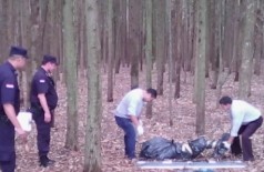 Policiais paraguaios recolhem corpo deixado enrolado dentro de saco plástico numa mata em Pedro Juan (Leo Veras)