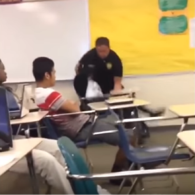 Vídeo mostra momento em que policial derruba estudante de assento em sala de aula em Columbia, na Carolina do... (YouTube/Reprodução)