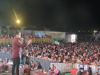 Público lotou o Parque de Exposições de Dourados para o show de aniversário da 94 FM (André Bento)