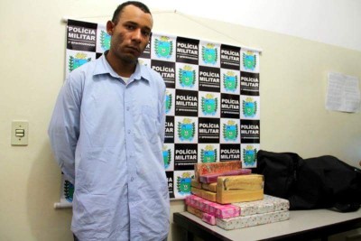 PM prende 'mula' do tráfico em ônibus com 17 quilos de maconha