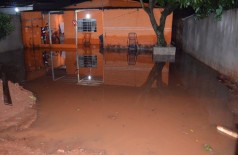Chuva provoca alagamentos em bairros de Dourados e famílias pedem providência