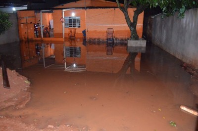 Chuva provoca alagamentos em bairros de Dourados e famílias pedem providência